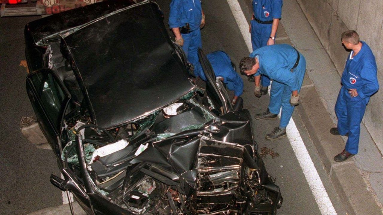 Les services de police sur le point de faire enlever la carcasse de la Mercedes dans laquelle la princesse Diana a trouvé la mort, en août 1997, dans le tunnel du pont de l'Alma à Paris.