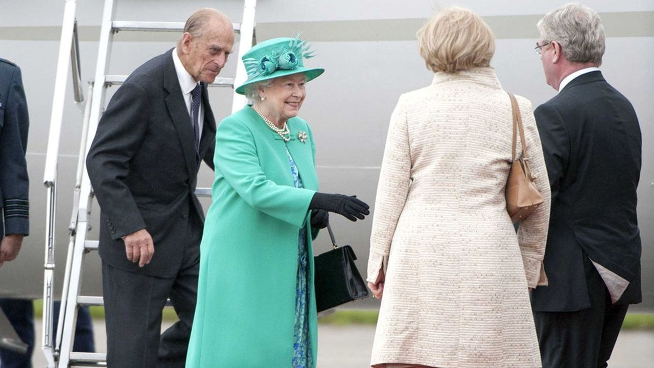 La reine Elizabeth II et le prince Philip, duc d'Edimbourg, arrivent à l'aéroport de Baldonnel près de Dublin le 17 mai 2011. C'est la première visite d'un monarque britannique en Irlande depuis 1911.