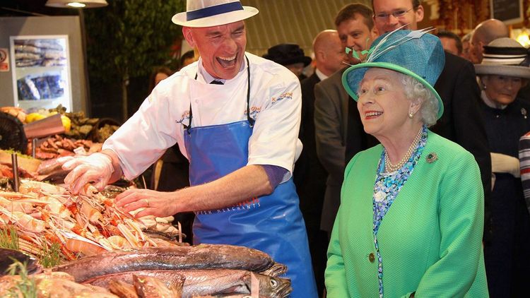 Le 20 mai 2011, la reine visite le marché de Cork.
