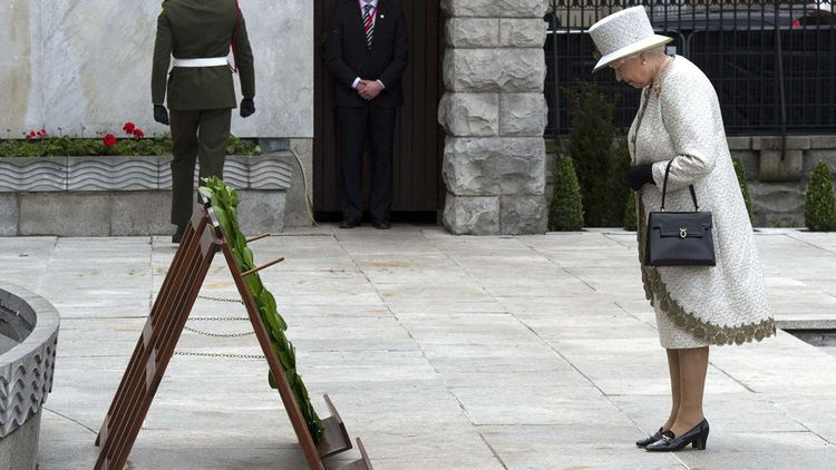 La reine a déposé une couronne au « Garden of Rememberance » édifié en souvenir des Irlandais tombés contre l'Angleterre.