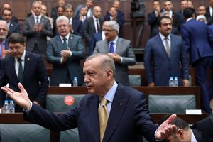 Devant le parlement turc, Recep Tayyip Erdoğan a promis que les villes syriennes de Tall Rifaat et Manbij seraient « nettoyées des terroristes ».