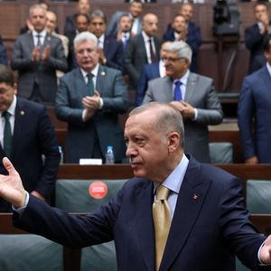 Devant le parlement turc, Recep Tayyip Erdoğan a promis que les villes syriennes de Tall Rifaat et Manbij seraient « nettoyées des terroristes ».