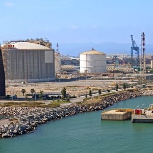 Terminal d'importation de GNL à Barcelone. L'Espagne dispose de six terminaux d'importation de gaz naturel liquéfié qui représentent plus du tiers des capacités de l'Union européenne.
