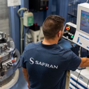 Au Creusot, Safran mise sur l'industrie 4.0 pour faire face à la demande de moteurs Leap, qui permettent aux avions de consommer 15 % de kérosène en moins.