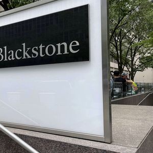 Le géant américain Blackstone, qui gère plus de 240 milliards de dollars en dette, veut séduire les particuliers fortunés européens.