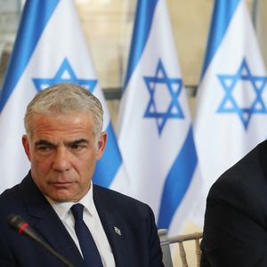 Le gouvernement de coalition est dirigé par le Premier ministre Naftali Bennett (à droite) qui devait céder la place au bout de deux ans à Yaïr Lapid, actuellement ministre des Affaires étrangères.