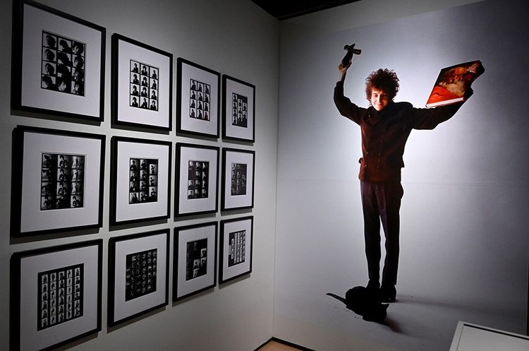 Le Bob Dylan Center accueille aussi des expositions temporaires. Premier invité : le photographe et réalisateur Jerry Schatzberg. Ci-dessus : planches contacts et portrait de Bob Dylan en 1965, dans une mise en scène surréaliste de Jerry Schatzberg.
