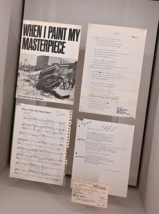 Parmi les 100.000 objets, photos et vidéos présentés, de nombreux manuscrits ou tapuscrits de chansons, ici « When I Paint my Masterpiece » de1971.