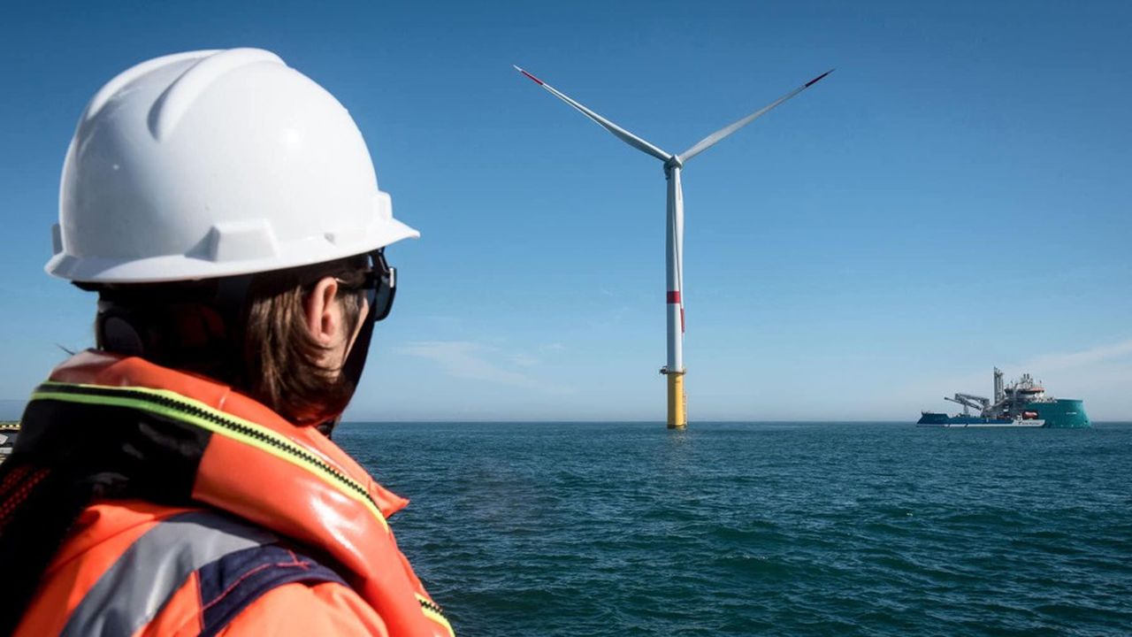 Le parc en mer de Saint-Nazaire, tout premier en France à entrer en service, comptera à terme 80 éoliennes, qui seront progressivement posées d'ici à la fin de l'année.
