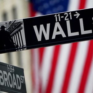 Wall Street, qui avait déjà décroché jeudi, s'enfonçait dans le rouge vendredi.