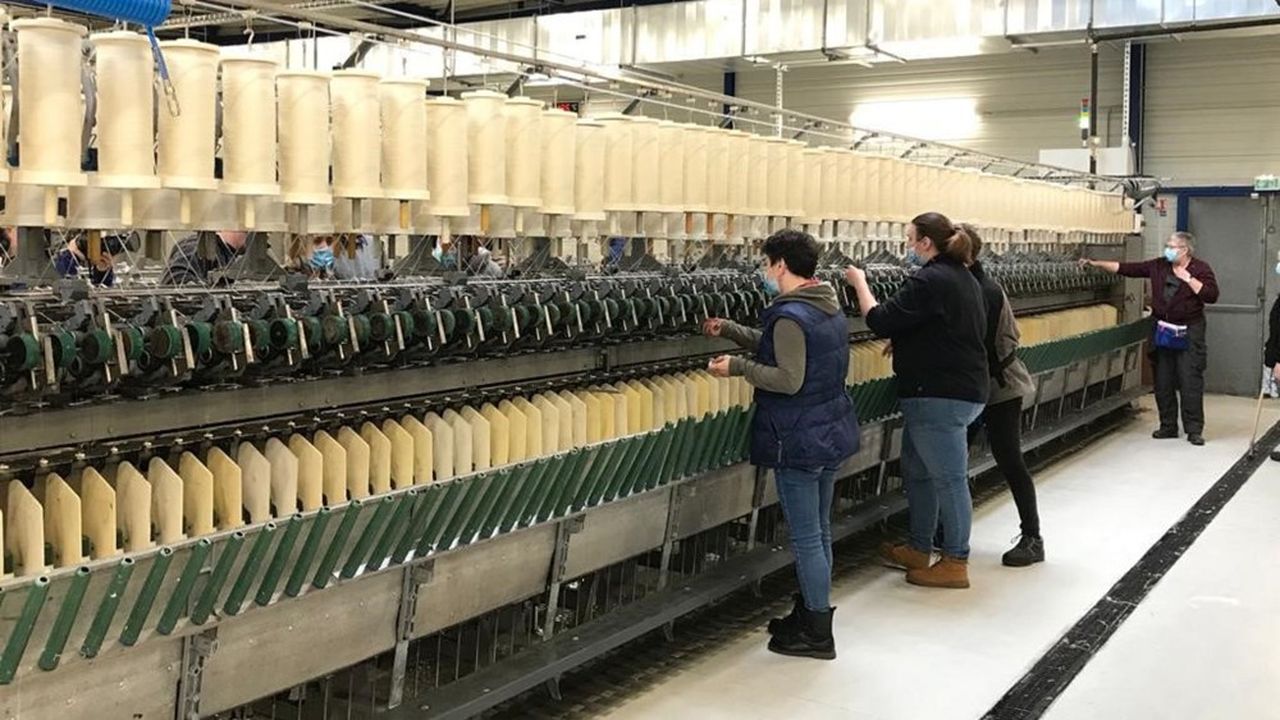 Une dizaine de machines transforment un ruban de lin à l'état brut en un fil prêt à tisser, dans cet ancien entrepôt logistique de 6.000 mètres carrés.