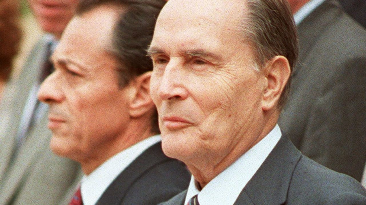 Photo prise le 29 juin 1988 de François Mitterrand (au premier plan) posant auprès de son Premier ministre Michel Rocard.
