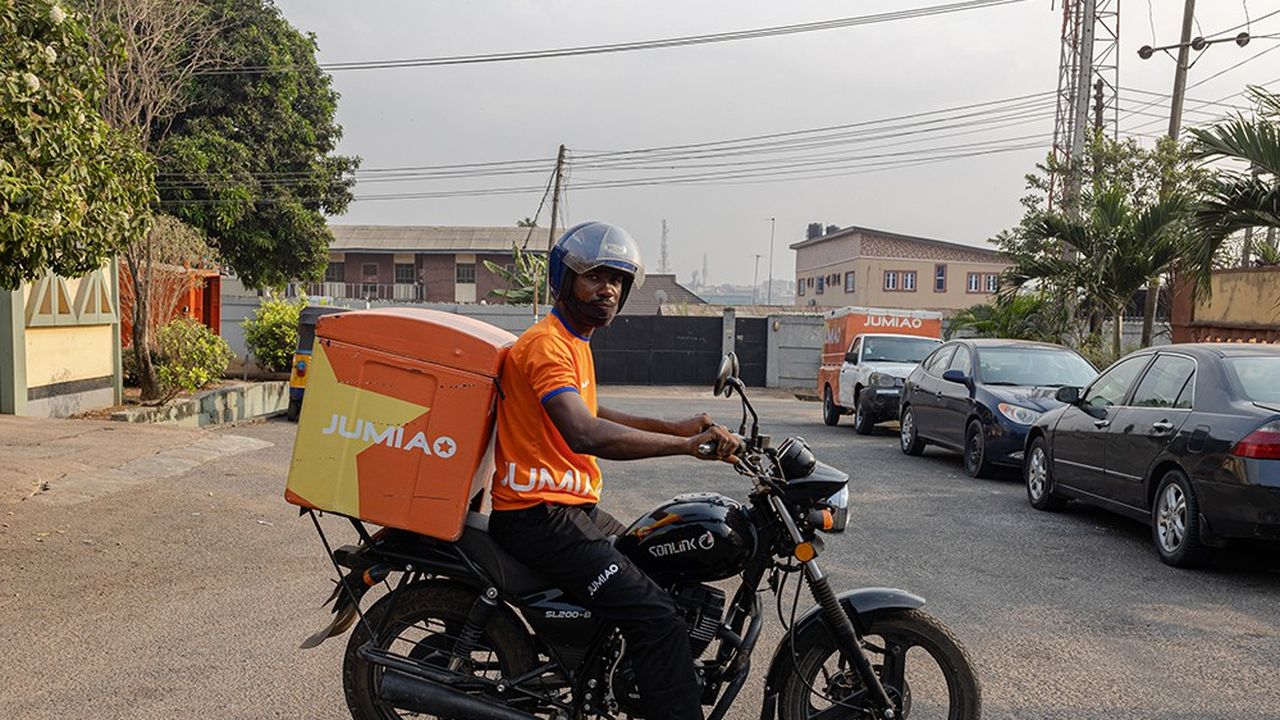 Un livreur à moto de Jumia, le géant du e-commerce africain valorisé à près de 1 milliard de dollars à la Bourse de New Yrok.