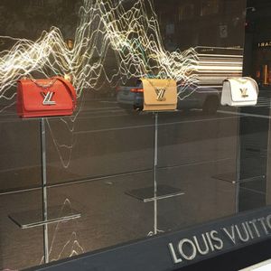 Louis Vuitton affiche une hausse de 64 % avec une valeur estimée par Kantar à 124,3 milliards de dollars.