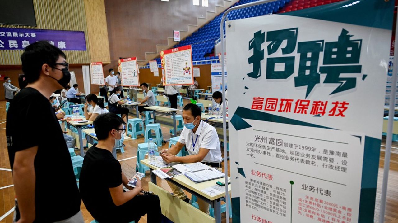 Les demandeurs d'emploi (ici à Zhengzhou) postulent dans des journées spéciales emploi organisées avec les grandes entreprises.