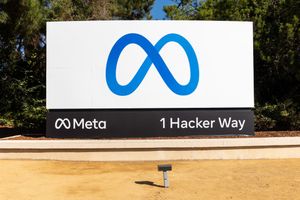 Le 28 octobre 2021, Facebook dévoile le nouveau nom de la compagnie, Meta, et son logo depuis leur bureaux en Californie. Un soubresaut dans le monde de la tech.
