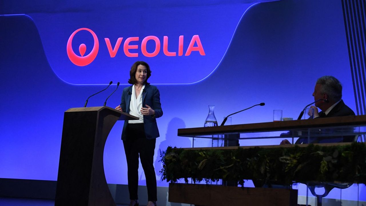 Estelle Brachlianoff, qui a rejoint Veolia en 2005, en prendra la direction générale le 1er juillet. Elle était déjà la numéro deux du PDG Antoine Frérot (à droite sur la photo).