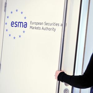 L'ESMA, qui supervise déjà les agences de notation de crédit depuis 2011, pourrait encadrer les agences de notation ESG.