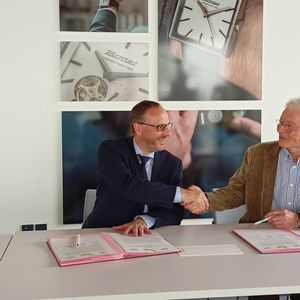 Christophe Lerouge, directeur de l'IMT Atlantique et Jean-Pierre Bodet, président du groupe Bodet signent la reconduction de la chaire d'enseignement ArchOps.