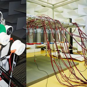 Au Laboratoire d'acoustique de l'université du Mans, le 1er juin 2022. Dans une salle anéchoïque (chambre sourde), contrôle de l'impact des sons graves d'un trombone (en vert) et tests des propriétés d'une plaque de mousse.
