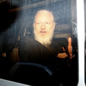 Julian Assange lors de son arrestation par la police britannique, en 2019.