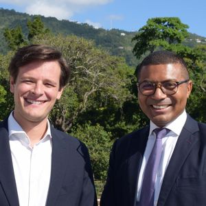 Antoine Pedro, responsable commercial affacturage, et Gilberto Dufestin, directeur régional de la Banque Delubac et Cie à La Réunion.