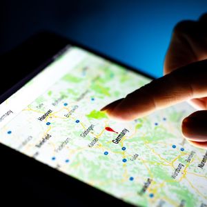 Google est soupçonné de restreindre la combinaison de ses services de cartographie avec ceux de concurrents, par exemple lorsqu'il s'agit d'intégrer les données de localisation de Google Maps.