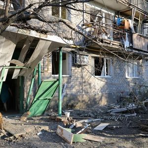 La Kyiv School of Economics évalue à près de 104 milliards de dollars les destructions (résidences, routes, usines, aéroports, infrastructures…) provoquées par l'invasion russe de l'Ukraine.