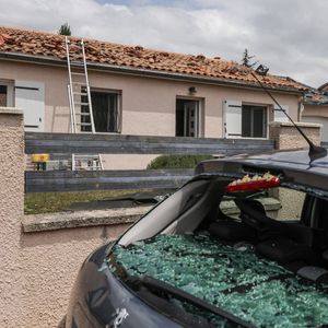 Les chutes de grêle ont notamment frappé des fenêtres de maisons ou des parebrises de voitures.