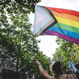 A l'appel de plusieurs collectifs et associations, plusieurs milliers de personnes ont manifeste lors d'une « Pride Radicale » antiraciste, anti-impérialiste, et pour les droits des personnes migrantes a Paris entre la Place de la Nation et la Place de la République.
