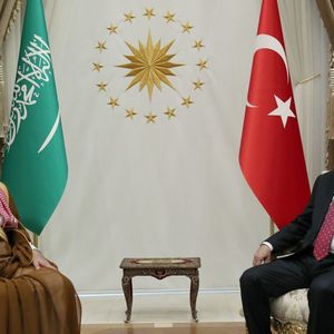 Le prince hériter saoudien Mohammed ben Salmane (gauche) était reçu mercredi par le président turc Recep Tayyip Erdogan à Ankara.