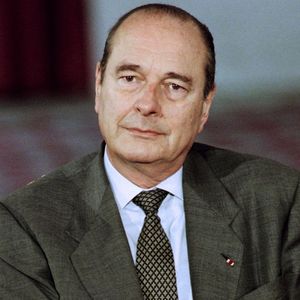 Il faut résister à la tentation de Jacques Chirac, qui annonce en avril 1997 la dissolution de l'Assemblée nationale pour avoir une majorité plus confortable, et se retrouve en cohabitation…