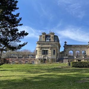 À Louveciennes, ces deux pavillons jumeaux sont mis en vente à 6,5 millions d'euros.