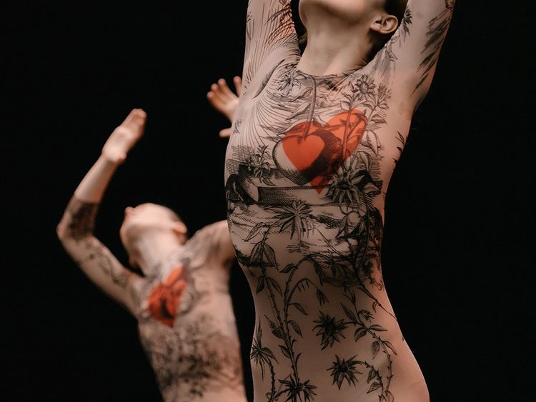 «Chapter 3: The Brutal Journey of The Heart», un spectacle de Sharon Eyal et Gai Behar. Les costumes seconde peau des danseuses ont été créés par Maria Grazia Chiuri (Dior).