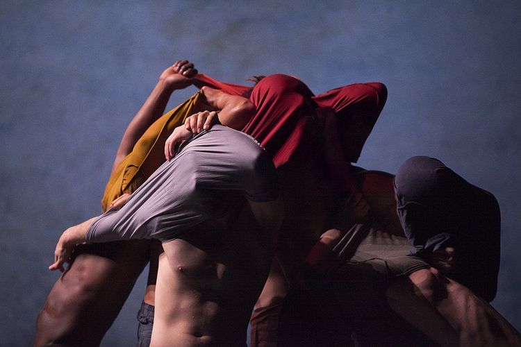 Les sept danseurs de «Näss (Les Gens)», un spectacle intense et acrobatique créé par le chorégraphe Fouad Boussouf.