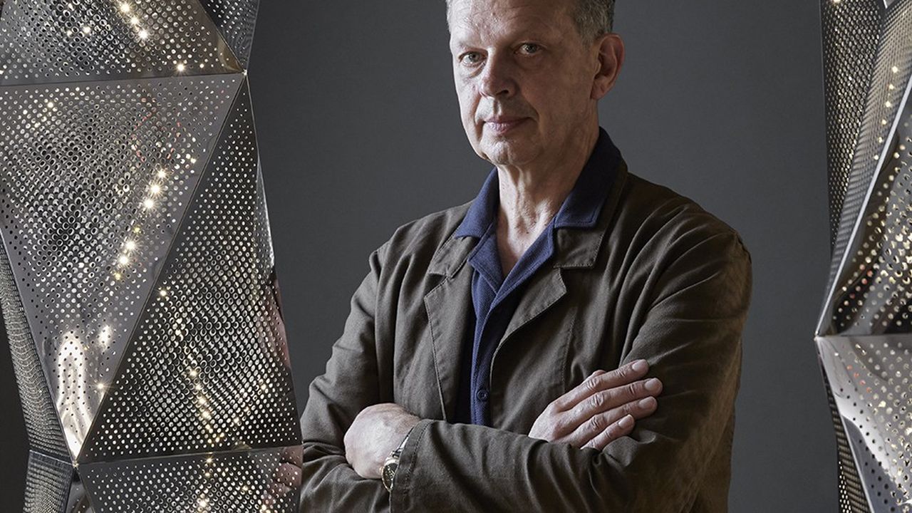 Tom Dixon à Milan le 9 juin dernier (avec uen lampe Etch Tower), lors de l'exposition «Twenty» qui célèbre ses vingt ans de création.