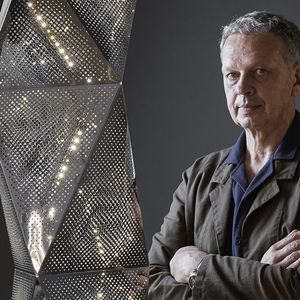 Tom Dixon à Milan le 9 juin dernier (avec uen lampe Etch Tower), lors de l'exposition «Twenty» qui célèbre ses vingt ans de création.