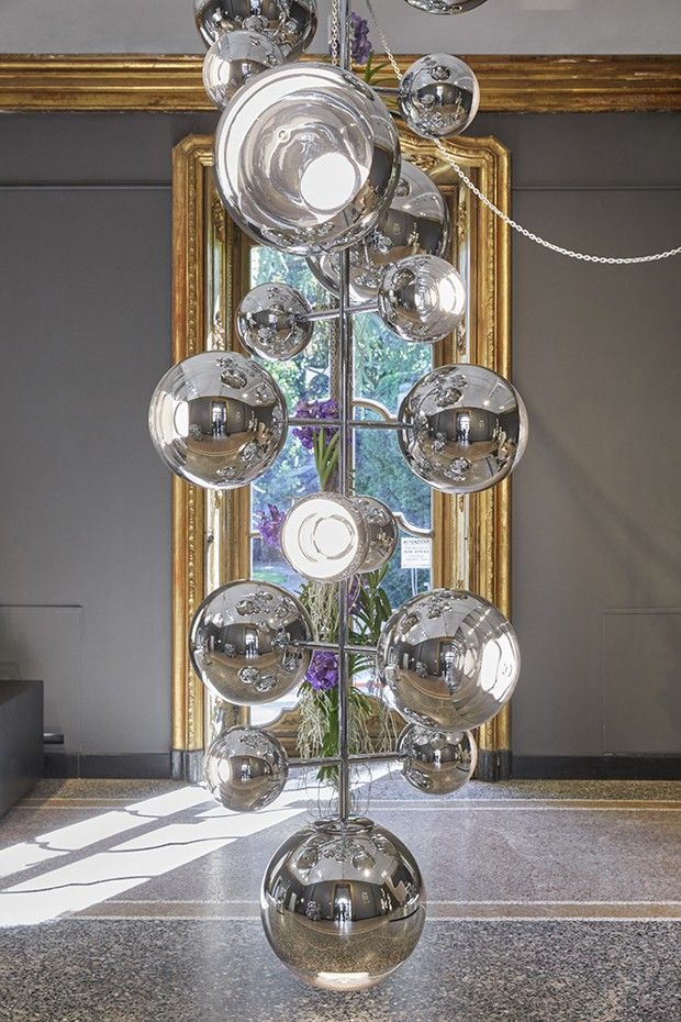 Le Mirror Ball, présenté à l'exposition «Twenty», inspiré des casques des casques spatiaux et des boules à facettes.