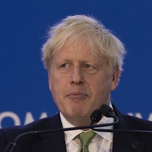 Jeudi, depuis le Rwanda où il se trouve pour un sommet du Commonwealth, Boris Johnson avait par avance écarté l'idée de démissionner en cas de défaite.
