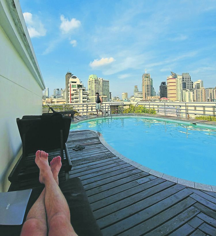 L'endroit où Rémi a préféré loger depuis qu'il est digital nomad : un appartement à Bangkok, en Thaïlande, en 2019, avec piscine sur le toit de la résidence. Il le louait avec un ami, pour 320 euros mensuels chacun.