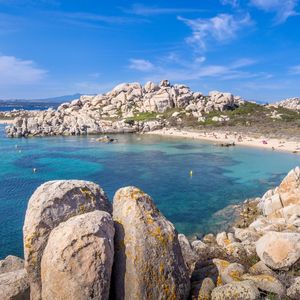 L'archipel idyllique des îles Lavezzi, réserve naturelle située dans les bouches de Bonifacio (Corse-du-Sud), est victime de son succès.