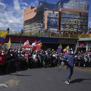 A Quito, de violents affrontements ont éclaté autour du Parlement.
