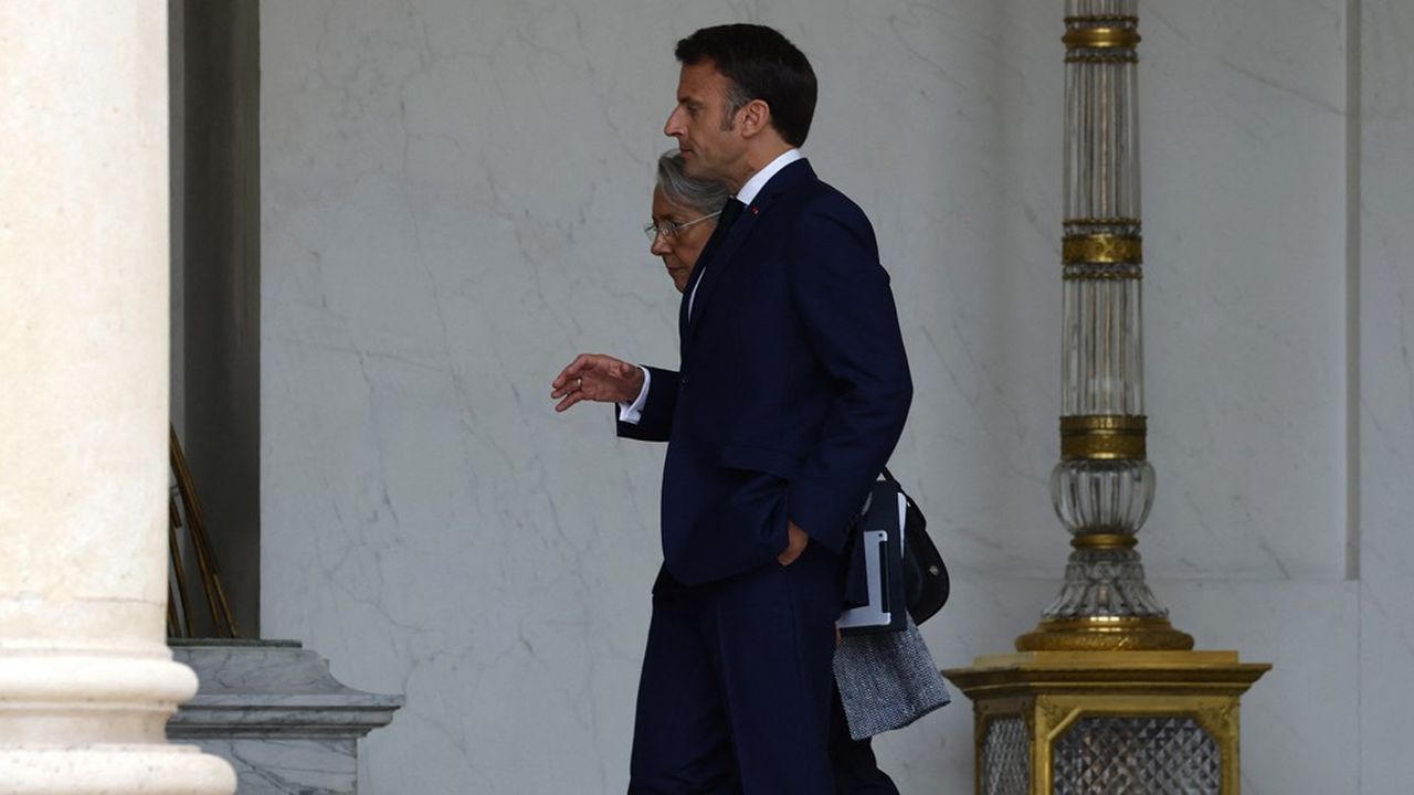 Emmanuel Macron a confirmé Elisabeth Borne à Matignon « dans la durée » et l'a chargée de nouvelles discussions avec les forces politiques.