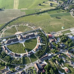Vue aérienne de la Saline royale d'Arc-et-Senans et du Cercle immense