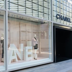 Boutique Chanel à Ginza, quartier chic du luxe à Tokyo.