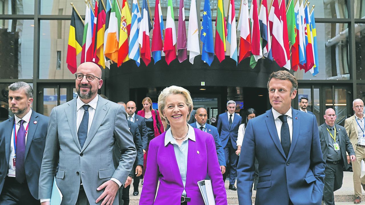 Le président du Conseil européen, Charles Michel, et la présidente de la Commission européenne, Ursula von der Leyen, ont chaleureusement félicité Emmanuel Macron pour l'action de présidence française de l'UE au cours du premier semestre.