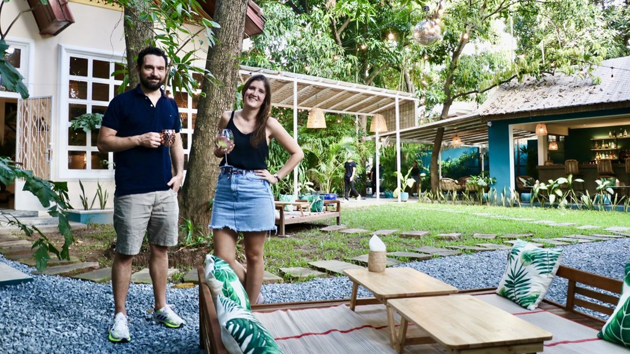 Renaud et Lorraine dans le jardin de leur bar-restaurant à Phnom Penh, ouvert en mai 2022.