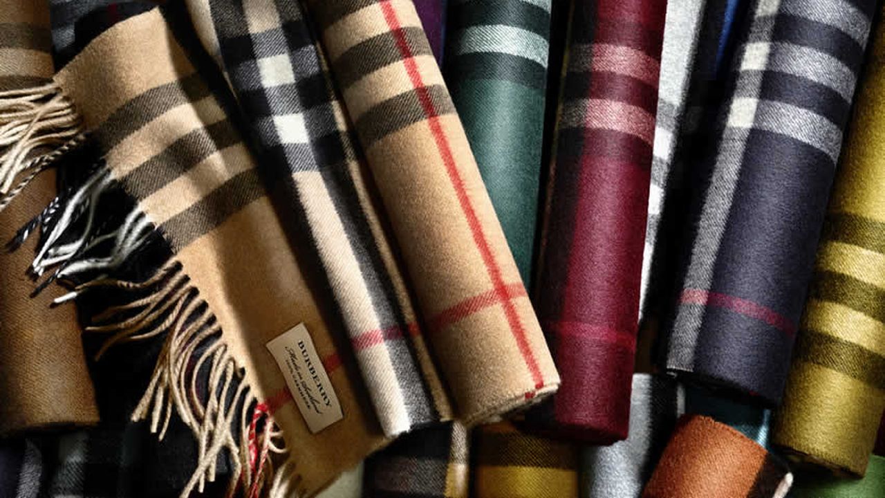 1552902_1463560365_1552891-1463559982-the-burberry-scarf-bar-classic-cashmere-scarves-003.jpg
