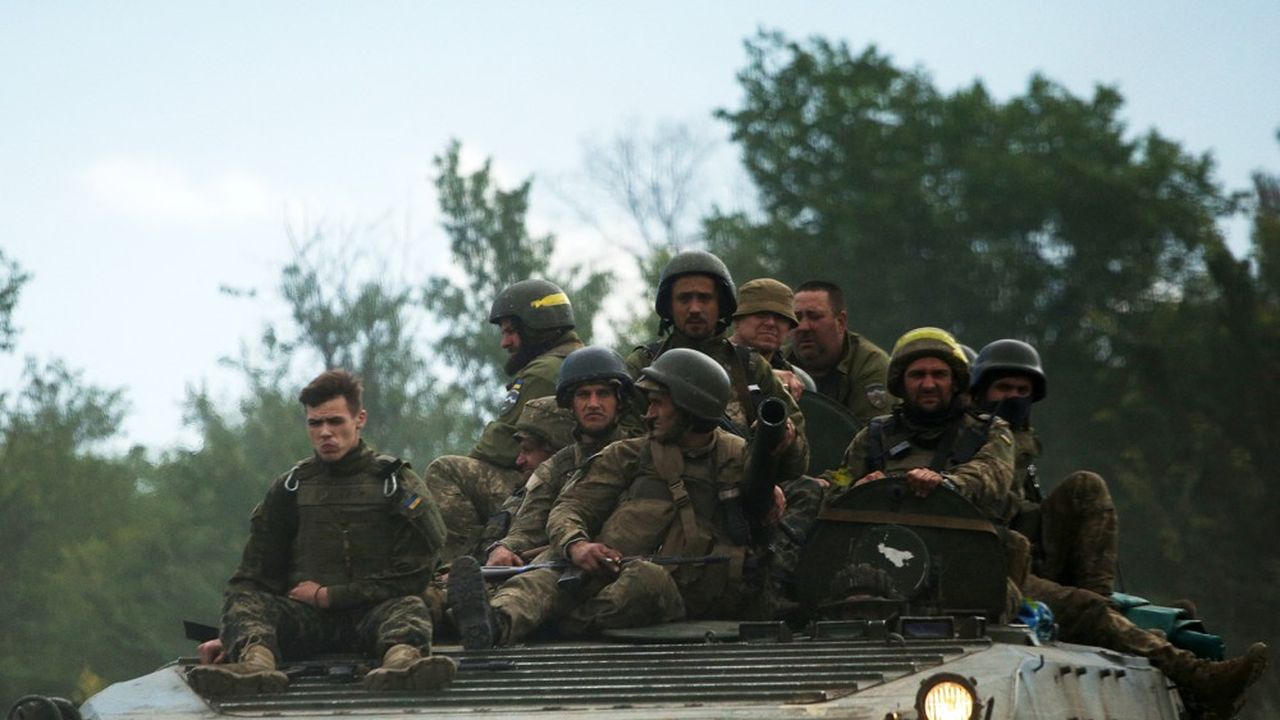 Des soldats ukrainiens en route vers le front de Lyssytchansk le 23 juin.