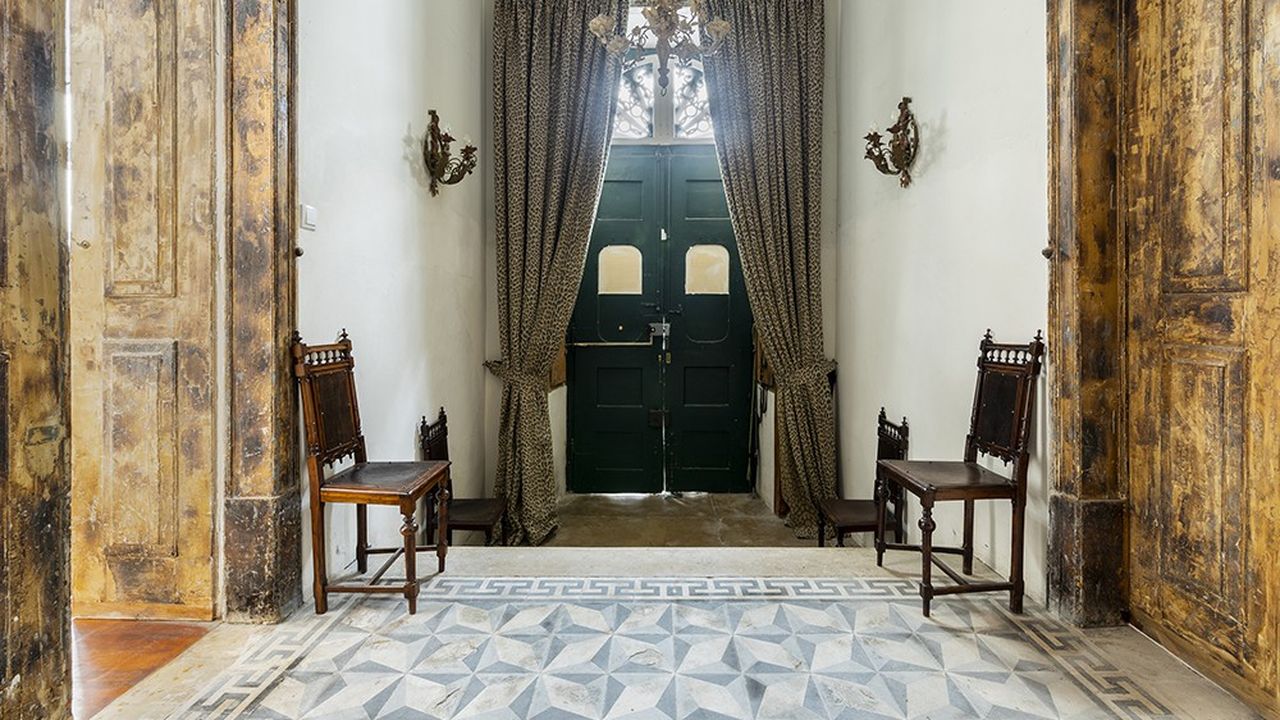 Hall d'entrée du palais Benformoso à Lisbonne. L'appartement qui en occupe les trois étages est mis en vente à 3,4 millions d'euros.